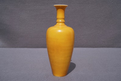 Un vase de type 'laifu zun' en porcelaine de Chine jaune monochrome, Kangxi